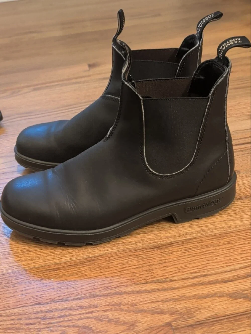 US 10.5 Blundstone Black Chelsea Boots for Men - Slip-On Pull Tab Design